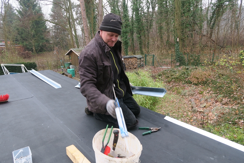 Thomas Sedmihradsky als Dachklempner bei der Montage von Ortgangblechen.
