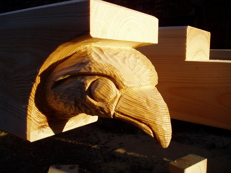 Ausgearbeiteter Balkenkopf. Als Holzart wurde Kiefer verwendet, welche sich relativ gut zum Schnitzen eignet.