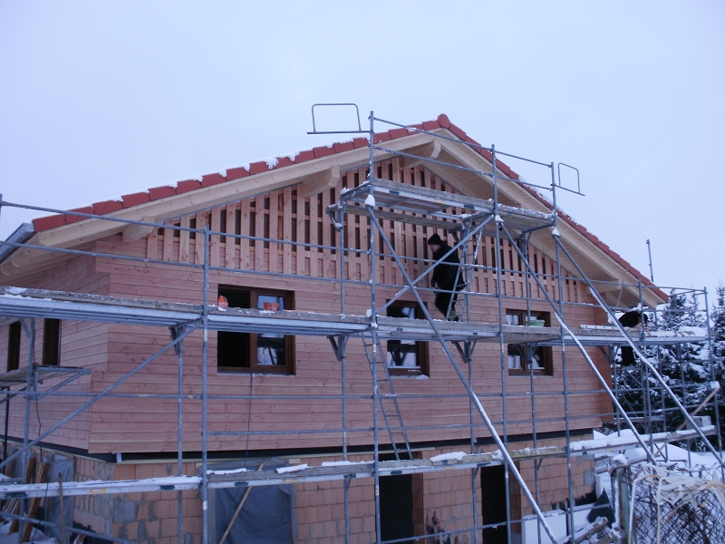 Trotz -20 Grad Celsius geht die Montage der Holzfassade recht gut voran.