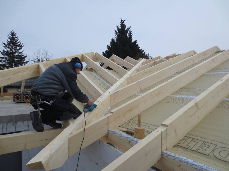 Nacharbeiten an einem Kehlsparren des Oberdaches einer doppelten Dachkonstruktion. Das Unterdach (innenliegend) bleibt sichtbar. Das Oberdach dient zur Aufnahme der Dämmebene und bildet den äußeren Dachüberstand aus.
